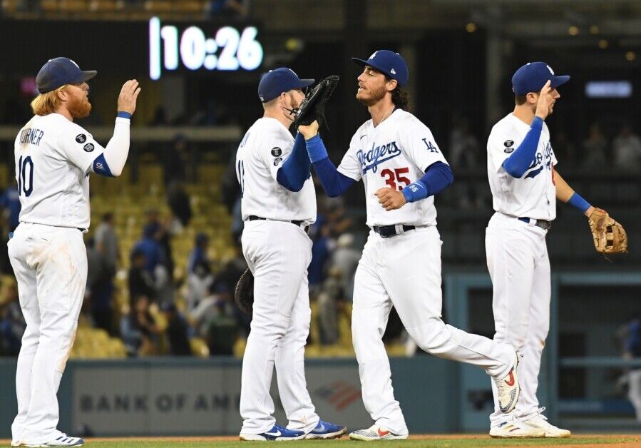 Cody Bellinger, Max Muncy, Justin Turner, Trea Turner, Dodgers win