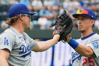 Kiké Hernández, Tommy Edman, Dodgers win, Salute to the Negro Leagues Game, Brooklyn hat