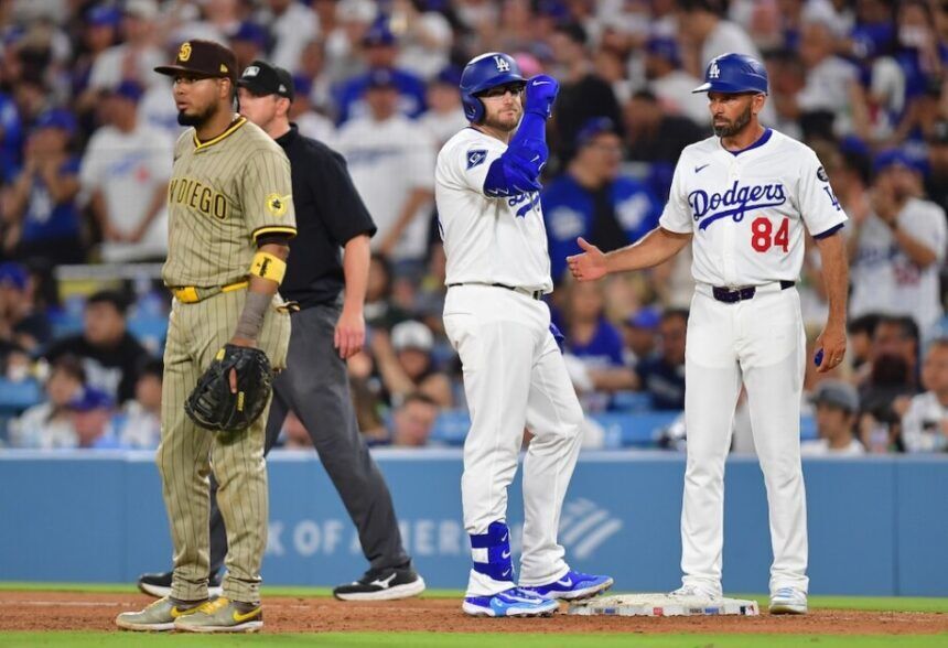 Luis Arraez, Max Muncy, Chris Woodward, Decorté celebration