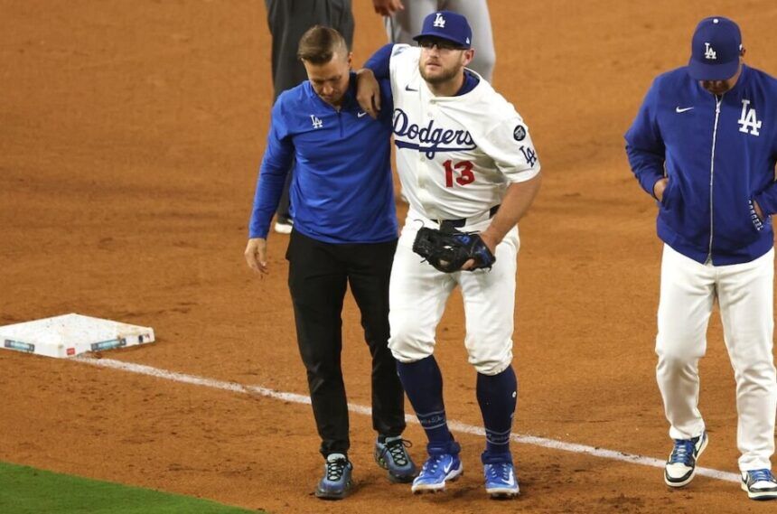 Dodgers trainer Thomas Albert, Max Muncy, Dave Roberts