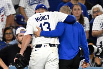 Max Muncy, Dodgers trainer Thomas Albert
